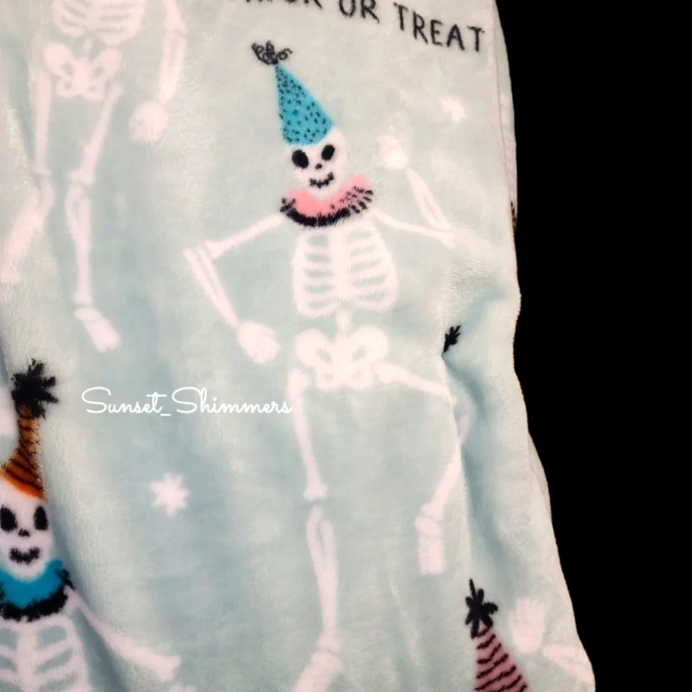 ENVOUGE Pastel Halloween SKELETON w PARTY HATS Throw Blanket Decor TikTok New